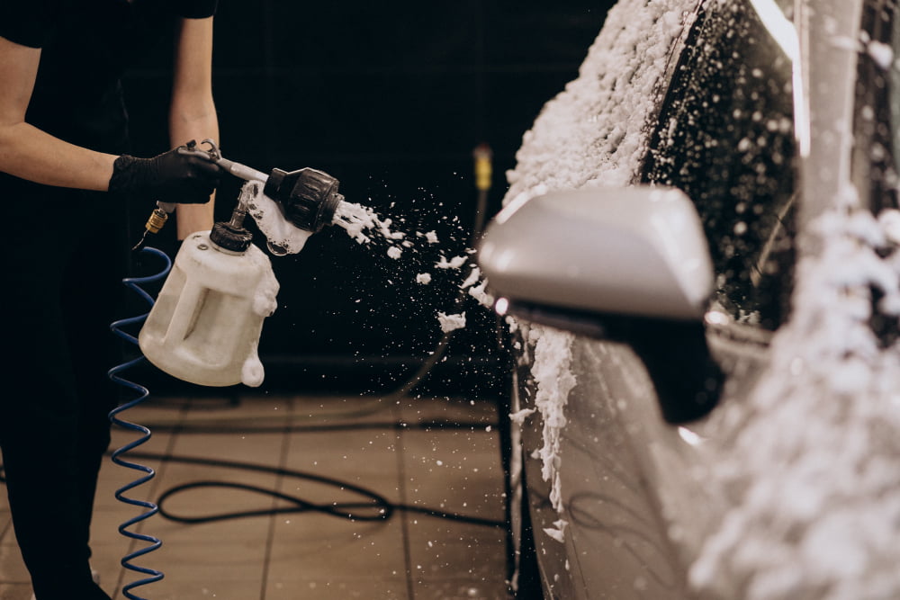 Image d'un lavage extérieur d'un véhicule. RC AUTO, service de lavage automobile et de rénovation d'optiques de phares à Muides sur Loire (41500).