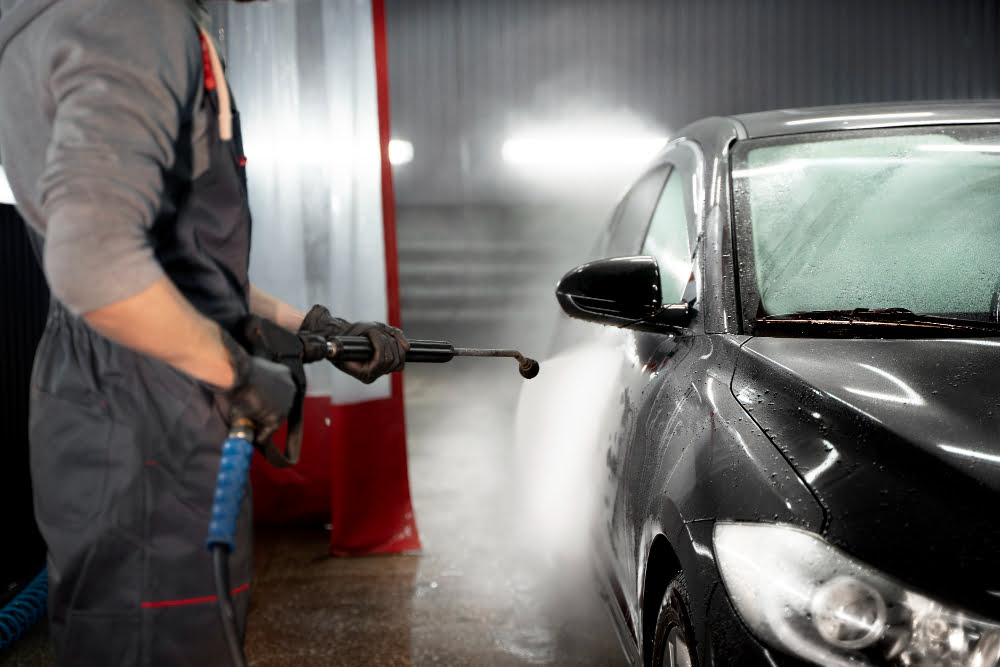 Photo d'un lavage à haute pression d'une berline. Service de nettoyage automobile intérieur et extérieur, à domicile ou au centre de Muides sur Loire (41500).